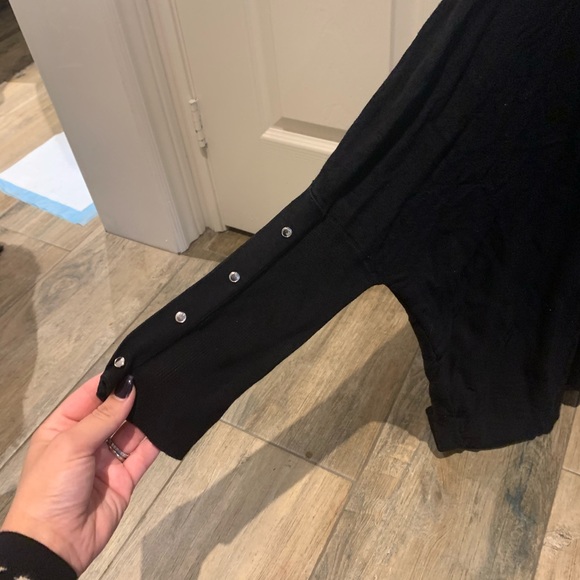 Flowy black long sleeve - Picture 2 of 3